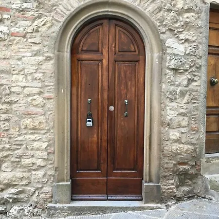 דירה Art Rebus Tower In Tuscany ראדה אין קיאנטי